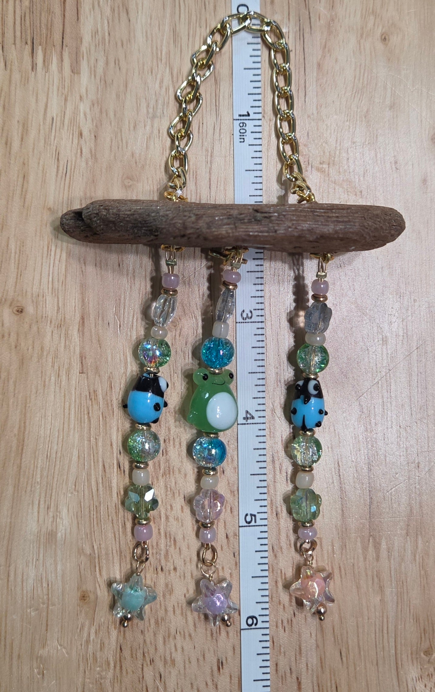 Frogs & Ladybugs Driftwood Suncatcher

﻿Woodland Whimsy